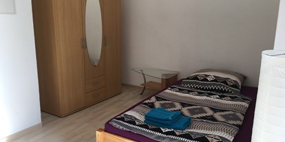 Monteurwohnung - WLAN - Falkenau - Schlafzimmer 2; Bett (120x200) und Schrank - Wohnen in der Uni-Silber-und Welterbestadt Freiberg. Whg.4