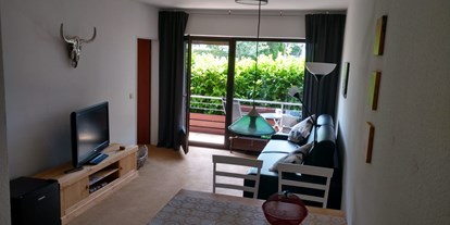 Monteurwohnung - Küche: eigene Küche - Schmallenberg - Wohnbereich mit Bettcouch 2 Betten - Ferienwohnung Helmer