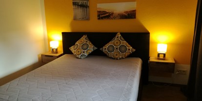 Monteurwohnung - Bettwäsche: Bettwäsche gegen Gebühr - Medebach - Schlafzimmer 2 Betten - Ferienwohnung Helmer