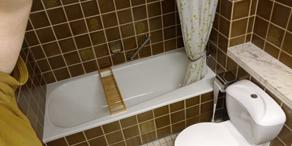 Monteurwohnung - Badezimmer: eigenes Bad - Bestwig Wasserfall - Badewanne - Ferienwohnung Helmer