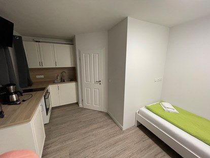 Monteurwohnung - Badezimmer: eigenes Bad - Rügge - Einzelzimmer mit Küchenzeile - Monteurzimmer in Ostseenähe