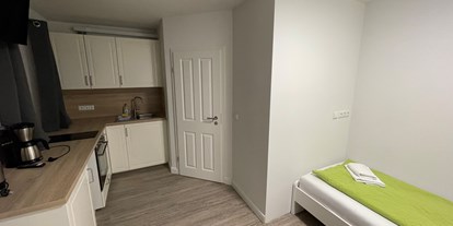 Monteurwohnung - Badezimmer: eigenes Bad - Husby - Einzelzimmer mit Küchenzeile - Monteurzimmer in Ostseenähe