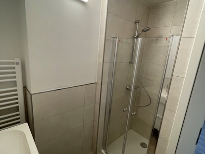 Monteurwohnung - Kühlschrank - PLZ 24407 (Deutschland) - Badezimmer EInzelzimmer - Monteurzimmer in Ostseenähe