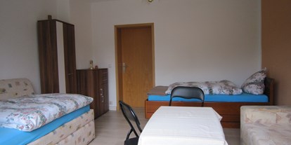 Monteurwohnung - WLAN - PLZ 10369 (Deutschland) - EG Zimmer Obelix, mit zwei getrennte Einzelbetten. Zusätzlich steht noch eine Couch welche über eine Schlaffunktion verfügt. Ausgeklappt finden hier noch zwei Personen Platz zum schlafen.  - gute Mine