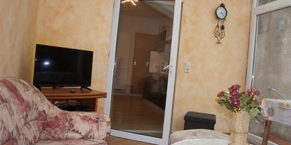 Monteurwohnung - TV - PLZ 12439 (Deutschland) - Von  der Küche aus kommt man in den Wintergarten. Dieser ist mit  TV und einer großzügigen Couch ausgestattet und lädt zu jeder Jahreszeiten zu verweilen und entspannen ein.  - gute Mine