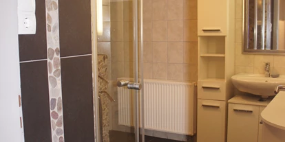 Monteurwohnung - Bettwäsche: Bettwäsche inklusive - PLZ 15370 (Deutschland) - Im Haus sind zwei Bäder (EG & OG) welche mit einer Dusche & einem WC ausgestattet sind. - gute Mine