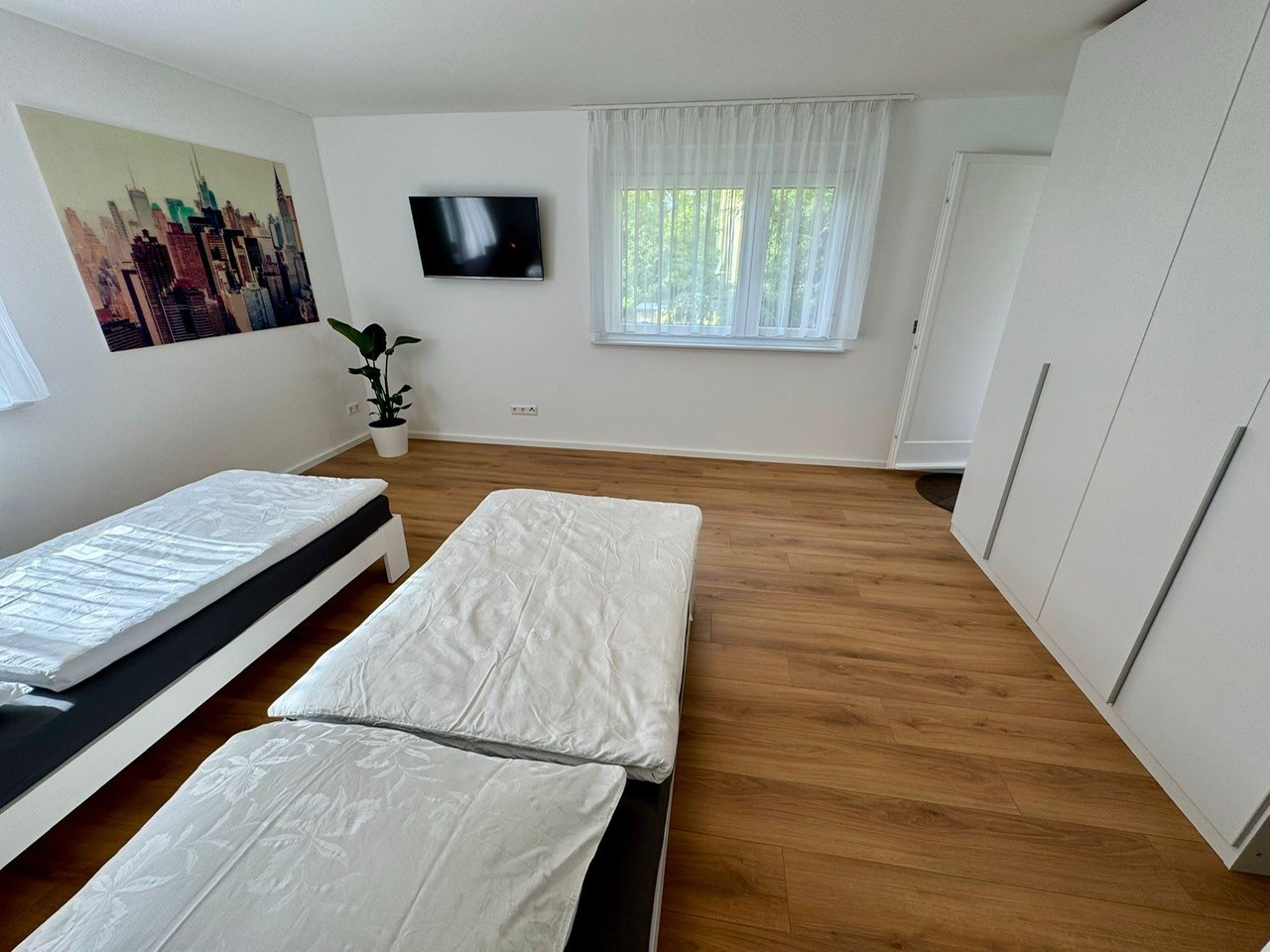 Monteurwohnung: Schafzimmer Nr. 1 mit Schrank und TV - Flughafen Stuttgart