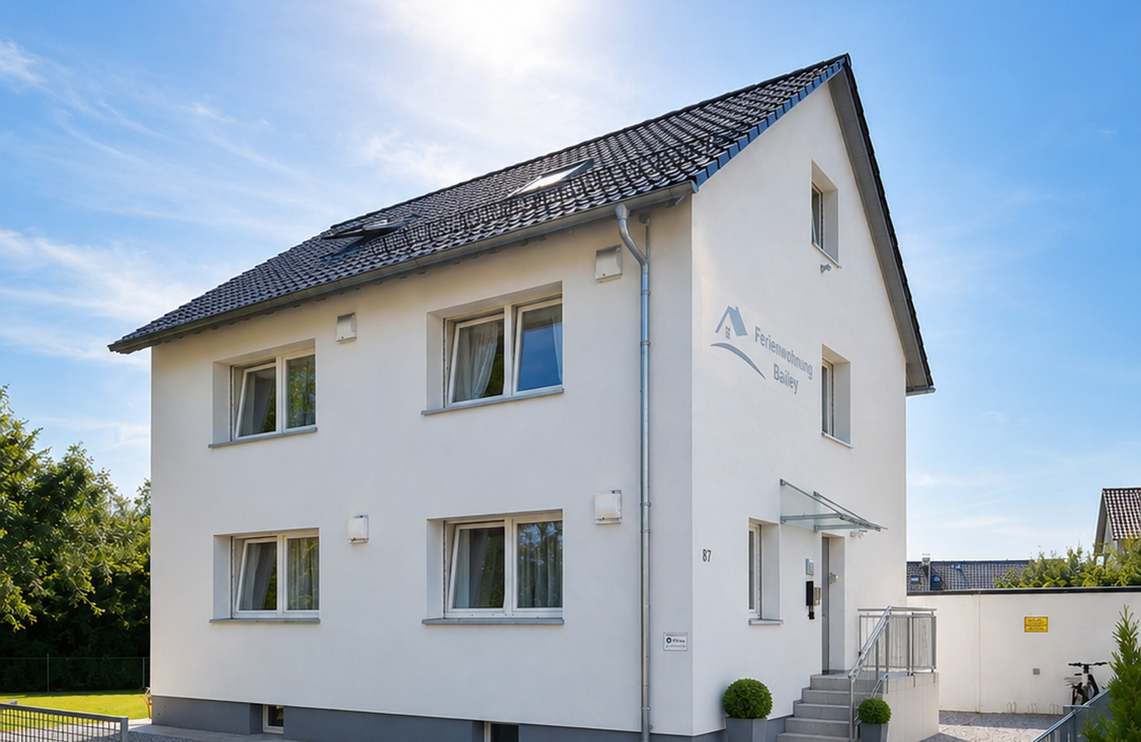 Monteurzimmer - Außenansicht Haus

Freistehendes Haus mit Garten, Terrasse und kostenlosen Parkplätzen direkt am Haus. - Freistehendes Ferienhaus Bailey – Monteurwohnungen