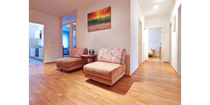 Monteurwohnung - Zimmertyp: Einzelzimmer - Teutoburger Wald - Eingangsbereich mit Sitzgruppe - Bad Pyrmont, Dr.-Harnier-Str. 7, Ferienwohnung 15