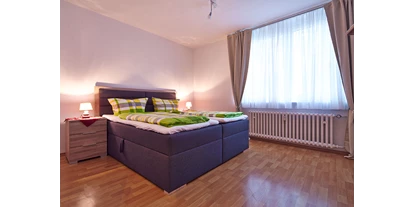 Monteurwohnung - Kühlschrank - Pegestorf - Schlafzimmer mit Doppelbett - Bad Pyrmont, Dr.-Harnier-Str. 7, Ferienwohnung 15