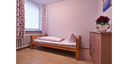 Monteurwohnung - Kühlschrank - Pegestorf - Schlafzimmer mit einem Einzelbett - Bad Pyrmont, Dr.-Harnier-Str. 7, Ferienwohnung 15