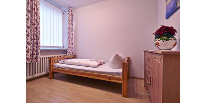Monteurwohnung - Badezimmer: eigenes Bad - Bad Pyrmont Innenstadt - Schlafzimmer mit einem Einzelbett - Bad Pyrmont, Dr.-Harnier-Str. 7, Ferienwohnung 15