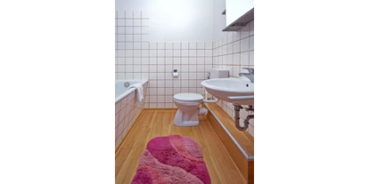 Monteurwohnung - WLAN - Pegestorf - Bad mit Badewanne und WC. Außerdem ist ein separates Gäste WC vorhanden. - Bad Pyrmont, Dr.-Harnier-Str. 7, Ferienwohnung 15