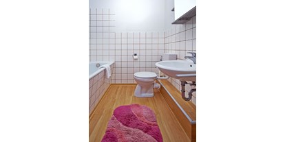 Monteurwohnung - Kühlschrank - PLZ 32676 (Deutschland) - Bad mit Badewanne und WC. Außerdem ist ein separates Gäste WC vorhanden. - Bad Pyrmont, Dr.-Harnier-Str. 7, Ferienwohnung 15