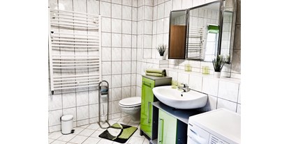 Monteurwohnung - Badezimmer: eigenes Bad - PLZ 02627 (Deutschland) - Bad komplett gefliest - Ferienwohnung Marta