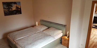 Monteurwohnung - Bettwäsche: Bettwäsche inklusive - Spessart - Schlafzimmer mit hohen Doppelbett - Fewo Mendig 4 Berge 
