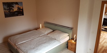 Monteurwohnung - TV - Hirten - Schlafzimmer mit hohen Doppelbett - Fewo Mendig 4 Berge 