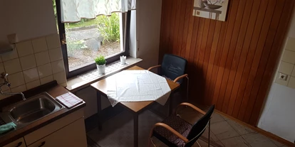 Monteurwohnung - TV - Niederfell - Küchen Sitzevke mit ausziehbaren Tisch - Fewo Mendig 4 Berge 