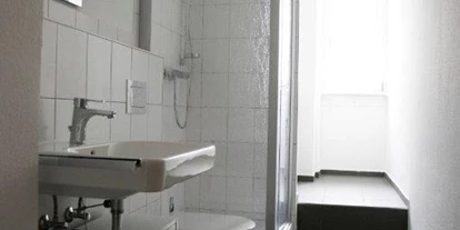 Monteurwohnung - Art der Unterkunft: Gästehaus - Goldbach (Landkreis Aschaffenburg) - Badezimmer und noch ein weiteres WC vorhanden - Zimmer in Waldaschaff