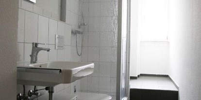 Monteurwohnung - Bettwäsche: Bettwäsche inklusive - Johannesberg (Landkreis Aschaffenburg) - Badezimmer und noch ein weiteres WC vorhanden - Zimmer in Waldaschaff