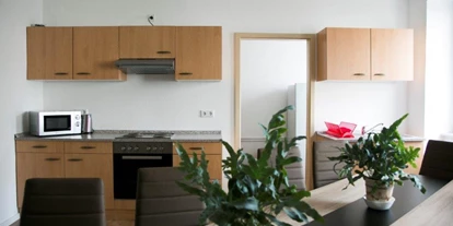 Monteurwohnung - Art der Unterkunft: Gästehaus - Goldbach (Landkreis Aschaffenburg) - Küche ein Raum zusammen mit dem Esszimmer - Zimmer in Waldaschaff