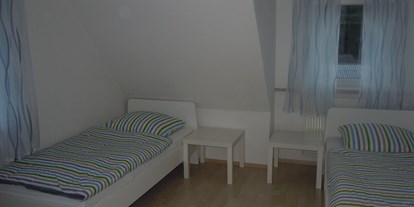 Monteurwohnung - Kühlschrank - PLZ 72810 (Deutschland) - Schlafzimmer 2 - Ferienwohnung Fam. Kraus
