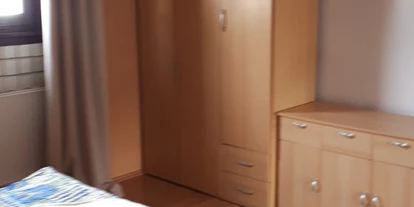 Monteurwohnung - Zimmertyp: Doppelzimmer - Quirnbach (Westerwaldkreis) - Schränke im Schlafzimmer - Ferienwohnung Mika 1km von Bad Marienberg