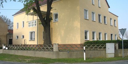 Monteurwohnung - Parkplatz: kostenlose Parkplätze in der Straße - Weißig am Raschütz - Das ist das Haus - Gästezimmer u. Wohnung
