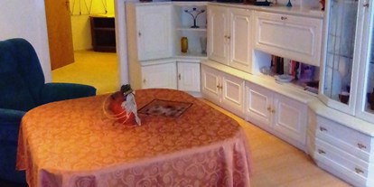 Monteurwohnung - Küche: eigene Küche - Tauscha - Wohnzimmer der Gästewohnung - Gästezimmer u. Wohnung