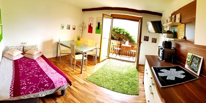 Monteurwohnung - Zimmertyp: Doppelzimmer - Tschöran - Die Küche mit Balkonausgang - Ferienwohnungen Monfreda - Made for better days 
