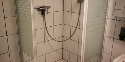 Monteurwohnung - Badezimmer: eigenes Bad - Röfingen Günzburg - Dusche - Monteurwohnung Sauter