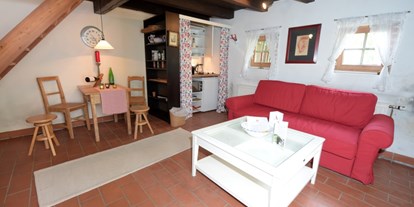 Monteurwohnung - TV - Obersulz - Wohn-Schlafbereich
mit Doppelbett und ausziehbarer Couch
Küchennische
Essplatz - Gästehaus Nitsch