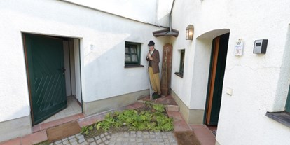 Monteurwohnung - Kühlschrank - Hauskirchen - Eingang Appartement
Einfang Bad mit WC und Sauna - Gästehaus Nitsch