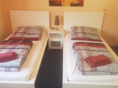 Monteurwohnung - Bettwäsche: Bettwäsche inklusive - Doppelzimmer mit Einzelbett, Fernseher, Wifi bzw. Wlan, Kühlschrank Dusche und WC - Pension Vanessa Kronau
