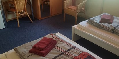 Monteurwohnung - Zimmertyp: Mehrbettzimmer - PLZ 76709 (Deutschland) - Doppelzimmer mit Einzelbett, Fernseher, Wifi bzw. Wlan, Kühlschrank Dusche und WC - Pension Vanessa Kronau