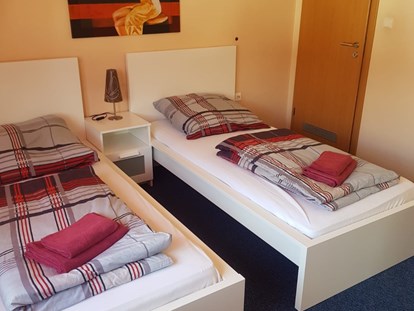 Monteurwohnung - Kühlschrank - PLZ 75059 (Deutschland) - Doppelzimmer mit Einzelbett, Fernseher, Wifi bzw. Wlan, Kühlschrank Dusche und WC - Pension Vanessa Kronau