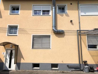 Monteurwohnung - Zimmertyp: Einzelzimmer - Mühlhausen (Rhein-Neckar-Kreis) - Hofansicht von der Pension mit Kostenlosen Parkplätzen für die Pensionsgäste - Pension Vanessa Kronau