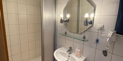Monteurwohnung - Zimmertyp: Einzelzimmer - Kronau Bruchsal - Dusche und WC - Pension Vanessa Kronau