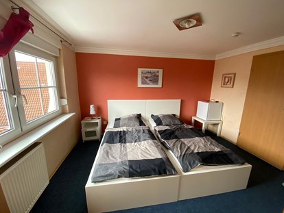 Monteurwohnung - Zimmertyp: Doppelzimmer - Neulußheim - Doppelzimmer mit Einzelbett, Fernseher, Wifi bzw. Wlan, Kühlschrank Dusche und WC - Pension Vanessa Kronau
