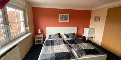 Monteurwohnung - Bettwäsche: Bettwäsche inklusive - PLZ 75053 (Deutschland) - Doppelzimmer mit Einzelbett, Fernseher, Wifi bzw. Wlan, Kühlschrank Dusche und WC - Pension Vanessa Kronau