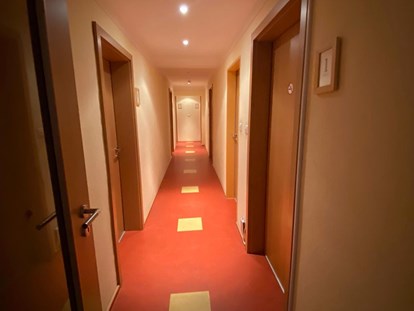 Monteurwohnung - Zimmertyp: Doppelzimmer - Neulußheim - Flur von der Pension - Pension Vanessa Kronau