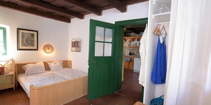 Monteurwohnung - Einzelbetten - Weinviertel - Schlafzimmer mit Doppelbett
Zugang Badezimmer - Landhaus Nitsch