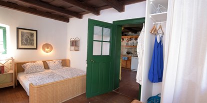 Monteurwohnung - Bettwäsche: Bettwäsche inklusive - Paasdorf - Schlafzimmer mit Doppelbett
Zugang Badezimmer - Landhaus Nitsch