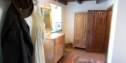 Monteurwohnung - Einzelbetten - Asparn an der Zaya - Schlafzimmer mit Doppelbett
Zugang Badezimmer - Landhaus Nitsch