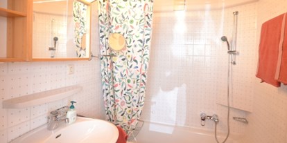 Monteurwohnung - Drösing - Badezimmer mit Badewanne - Landhaus Nitsch