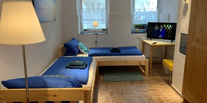 Monteurwohnung - Zimmertyp: Doppelzimmer - Freiamt - Schlafzimmer 1 - Monteurwohnung Elfriede - Küche - TV - 2 Parkplätze - 2 Bäder