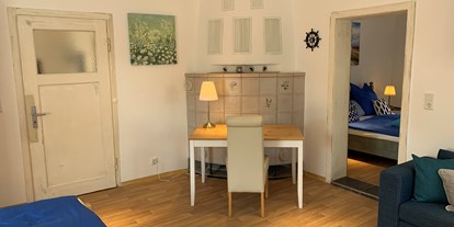 Monteurwohnung - WLAN - Umkirch - Schlafzimmer 2 - Monteurwohnung Elfriede - Küche - TV - 2 Parkplätze - 2 Bäder