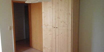 Monteurwohnung - Zimmertyp: Einzelzimmer - Dörzbach - Schrank - Haus Johann