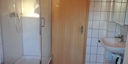 Monteurwohnung - Bettwäsche: Bettwäsche inklusive - Forchtenberg - Bad mit Wanne und Dusche W3 Zimmer 7,8 und 9.. W2  Zimmer 10 und 11 hat nur eine Dusche - Haus Johann