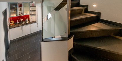 Monteurwohnung - Badezimmer: eigenes Bad - Mühltal (Darmstadt-Dieburg) - Schickes Treppenhaus mit Snackbar - Apartmenthaus & Ferienwohnungen Horster